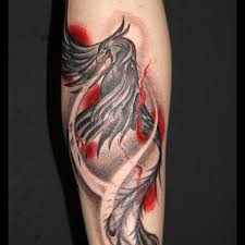 photo de tatouage black phenix phenix sur un mollet style dynamique et contraste pheonix tattoo phoenix tattoo phoenix tattoo feminine