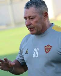 TUACHENI USHABIKI WA MIHEMKO. Jana zilikuwa zikisambaa picha  zilizomwonyesha manager wa digital mpya wa YANGA zikimwonyesha akiwa amevaa  jezi za SIMBA SC na kwenda mbali zaidi na kusema yeye Ni SIMBA na