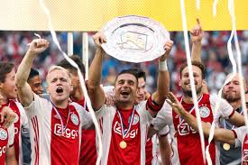 In de tinnen schaal is de beeltenis van de naamgever verwerkt. Ajax Krijgt Ook Kans Om Johan Cruijff Schaal Te Prolongeren Voetbal International