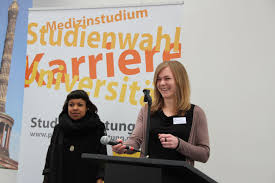 Hazel Die Gerade Ihr Fsj In Einem Berliner Krankenhaus Macht Und Anschliessend Gerne Medizin Studieren Mochte Spr Medizin Studieren Medizinstudium Studienwahl