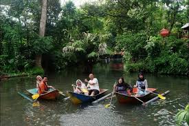 Acara sedekah bumi ( bersih bersih desa ) jum'at 28 september 2017 warga desa sugih waras kec sukakarya beserta kepala desanya berbondong bondong ikut mengantarkan sesaji ke danau gegas sukakarya sebagai bentuk rasa. Sumber Air Yang Kini Jadi Ekowisata Di Kediri