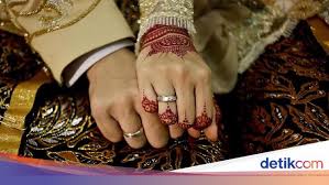 إِلَّا ٱلَّذِينَ تَابُوا۟ وَأَصْلَحُوا۟ وَٱعْتَصَمُوا۟ بِٱللَّهِ وَأَخْلَصُوا۟ دِينَهُمْ لِلَّهِ فَأُو۟لَٰٓئِكَ مَعَ ٱلْمُؤْمِنِينَ ۖ وَسَوْفَ يُؤْتِ ٱللَّهُ. Tentang Surat An Nisa Ayat 135 Yang Dipasang Di Dinding Harvard