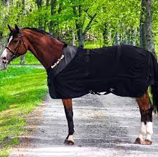 By combining modern textile technology and traditional chinese medicine which is supported by scientific studies, back on track creates products that help people, horses and dogs achieve a more active and comfortable life. Back On Track Netzdecke 0g Schwarz Stalldecke