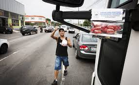 Resultado de imagem para IlustraÃ§Ã£o: vendendo balas nos semÃ¡foros