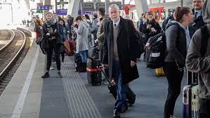Der österreichische bundespräsident alexander van der bellen wird, wie berichtet, an der feier zu „50 jahre südtirol paket auf schloss tirol teilnehmen. Van Der Bellen Mit Der Bahn Unterwegs Nach Meran
