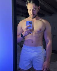 Handsome and awesome nipples 👅