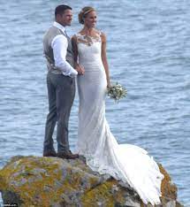 Helen glover steve backshall wedding. Steve Backshall Passionately Kisses His Beautiful New Bride Olympian Helen Glover Daily Mail Online