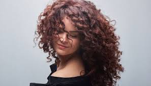 Pertanto, gli uomini rimangono con molti dubbi sui tagli che si abbinano a questo tipo di capelli. Gli Uomini Preferiscono Le Ricce Il Parere E Unanime