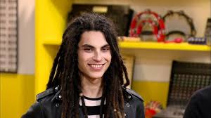 Glee wurde 2009, 2010 sowie 2011 unter anderem mit einem golden globe award als die beste serie ihres genres ausgezeichnet. Glee Project Winner Samuel Larsen Talks Mentoring Temptation And Romancing Quinn The Hollywood Reporter