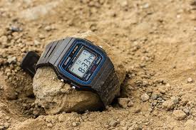 Bin laden usaría este reloj para no dar pistas de su paradero. Zegarek Za Ktory Mozna Trafic Do Wiezienia Terrorysci Stosuja Casio F 91w Do Budowy Bomb Gadzetomania Pl
