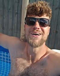 Hiya 👋 Your local wheelie bin and window cleaner keeping cool in this  weather 😎 4 weekly rounds to our spotless bins and windows. Now taking