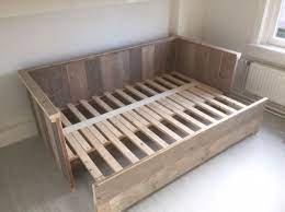bedbank van steigerhout uitschuifbaar ruimtebesparend meubilair bedbank murphy bed diy