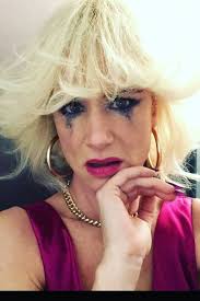 Juliette Lewis fala sobre thriller 'Yellowjackets' e diz que sabe seu valor 