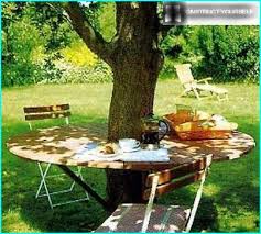 En bois, en béton ou en plastique, le banc s'adapte à une bonne idée d'un banc à côté du feu de camp. Comment Construire Un Banc Rond Et Une Table De Jardin Autour D Un Arbre