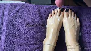 Linda booxo feet