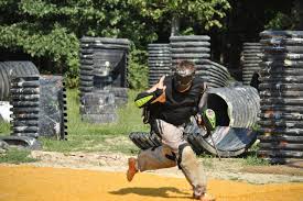 Wer paintball in hungen spielen will, benötigt in der regel eine besondere ausrüstung, wozu ein paintballmarkierer schutzbrille sowie schutzkleidung gehört, die verletzungen vorbeugen soll. Regeln Paintball Diese Regeln Solltest Du Beim Paintball Kennen