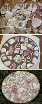 Geschirr Mosaik Hier Als Trittstein Fur Den Garten Garden Stones Diy Stepping Stones Diy Gardening Diy Kids