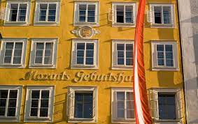 Il tour si concluderà in via getreidegasse, dove visiteremo la casa natale di mozart, scoprendo vari aneddoti e tante curiosità sul compositore austriaco. Casa Natale Di Mozart Amadeus Hotels