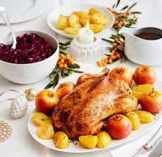 Ente Mit Walnuss Hefeteig Fullung Rotkohl Und Rosmarinkartoffeln Rezept Rosmarinkartoffeln Rotkohl Lebensmittel Essen