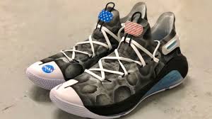 Stephen curry's new shoes will be available in limited quantities in japan, china and north american beginning friday. Stephen Curry To Auction Off Moon Landing Shoes For Stem Education Abc7 San Francisco