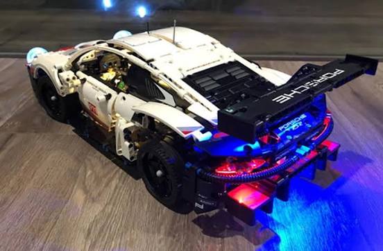 Porsche 911 RSR LEGO Technic đang lắp ráp