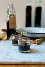 Il nocino è un liquore tipico della tradizione modenese diffuso in tutta italia, da preparare all'inizio dell'estate, per gustarlo poi tutto l'inverno. Ricetta Del Liquore Nocino E La Tradizione Di San Giovanni Tortellini Co