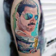 Tetování s příšerkami s metalickým efektem nadchne kluky i holky. 40 Freddie Mercury Tattoo Designs Fur Manner Queen Ink Ideen Mann Stil Tattoo Freddie Mercury Tattoos Tattoo Designs