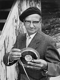 Elwing Björklund har skrivit musiken till Giv oss fred, eller Arbogaspelet  som det också kallas.Man iklädd kavaj och basker. Han håller en filmrulle i  händerna.Bilden finns med i Reinhold Carlssons bok "Arboga