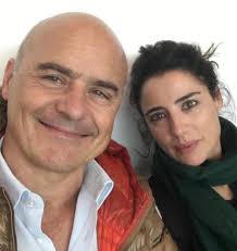Per il compleanno della moglie Luisa Ranieri, Luca Zingaretti ha scritto  una poesia d'amore in romanesco dal titolo La mattina che me svejo e  pubblicata su Instagram. "La mattina che me svejo