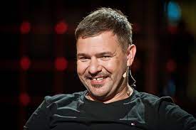 He is an actor, known for kryminalni (2004), drzazgi (2008) and 39 i pól (2008). Tomasz Karolak Pozbywa Sie Diastemy Wp Gwiazdy