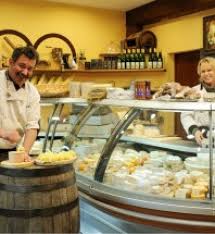 La fromagerie rené tourrette possède sa propre cave d'affinage d'où partent tous les fromages à dest. La Cloche A Fromage L Etivaz