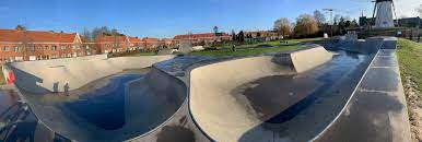 Jun 17, 2021 · bij marvellie saidea en haar zoon dayo (20) en dochter zyna (13) uit pittem is de verslagenheid groot na het dodelijke ongeval met ringo demeester (41) woensdagavond. Skatespots Be Skatespots And Skateparks Sint Niklaas