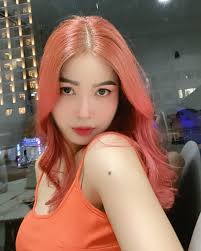 អេមហ្មងមើលពីក្រោយ