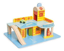 Amazon Com Le Toy Van My First Garage Wooden Car Wash Set Toy Vehicle Garages Toys Games Toy Garage Traditional Toys Wooden Toys