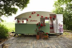 Caravane Deco Pour Un Style Vintage Et Printanier Cabane Enfant Caravane Vintage Caravane Deco