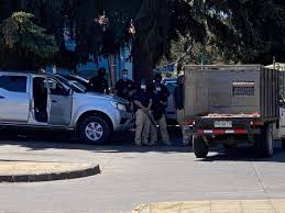 El papá de camilo catrillanca está destrozado luego que carabineros asesinara a su hijo, quien desde muy niño se insertó en las luchas por la ellos tienen que sufrir lo mismo que nosotros, no nos va a dejar conformes que queden con arresto domiciliario«. Brutal Agresion Y Detencion De La Pdi A Madre Y Viuda De Camilo Catrillanca