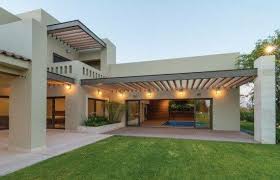 Una casa a orillas del mar con aspecto mediterráneo con grandes ventanales y amplias terrazas para aprovechar las vistas. Diseno De Fachada Con Terraza Ideas De Nuevo Diseno