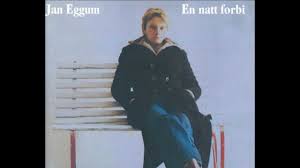 Han dikter for en datter han sjarmerer mutter mye mer enn fatter fatter hon tar kem som helst, hvis han blir revet med en dag e hon kanskje frelst på han som vet å se hon der e melankoli et must han dikter ikkje med måte men for damen e melankoli en mager trøst hon har kjent en sånn en som får kvinner. Jan Eggum Ga Forbi Ubersetzung Und Songtext Lyrics Liedtexte
