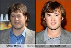 Matthew Stafford Totally Looks Like Haley Joel Osment Totally Looks Like Stafford suffered a partial tear in a ligament in his right thumb, but he's expected to play in this sunday's game versus the panthers, tom pelissero of nfl network reports.