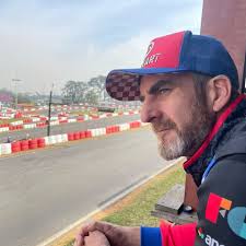 I need help settling a debate. Earlier today I made the "I'm watching  you"-gesture to my oldest daughter, only for my husband to tell me I was  doing it wrong. I make