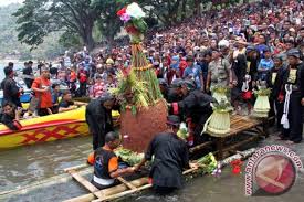 Telaga ngebel tutup pengamanan super ketat gema surya fm from gemasuryafm.com telaga ngebel sendiri adalah salah satu danau di jawa timur untuk menuju ke tempat wisata satu ini pun cukup mudah, anda bisa. Ribuan Warga Saksikan Larung Sesaji Telaga Ngebel Antara News Jawa Timur