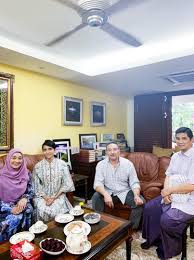 Calon utama jawatan presiden persatuan bola sepak malaysia (fam), tengku abdullah sultan ahmad shah yang kini memegang jawatan timbalan presiden, mengambil pendekatan. Hishammuddin Visits Old Pal Azmin At Home