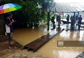 Mengikut laporan infobanjir.water.gov.my, sehingga jam 10 pagi ini, paras air sungai golok pada bacaan 9.21 meter sekali gus melepasi paras bahaya iaitu 9 meter. Mangsa Banjir Di Kelantan Menurun