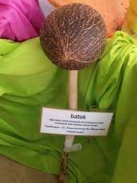 Puisi melayu merupakan susunankata yang mengandungi bahasa kiasan, sindiran halus,nasihat dan pengajaran.diantaranya peribahasa melayu, pantun, gurindam. Saya Suka Sekolah Saya Melepaskan Batok Di Tangga