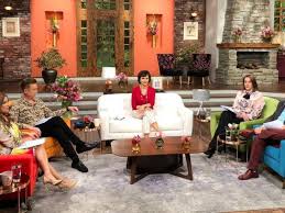 Y es que mientras adela leía los comentarios que mandaban los usuarios al programa uno de ellos pedía que sarmiento mostrara sus dotes de imitadora a lo que accedió imitando a paulina rubio, algo que sorprendió a toda la producción pues estaban muertos de la risa. Pati Chapoy Y Pedro Sola Se Despiden Del Foro De Ventaneando