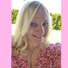 Imorgen lanserer @helenemoo og jeg FRYD❄️En digital strikkebok som er et  skikkelig vintereventyr ☃️Sjekk ut alle oppskriftene som er i  boken🌨️🛷Hvilken vil du strikke?