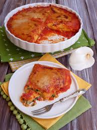 Le crespelle ricotta e spinaci sono delle semplici ma gustose crepes ripiene, salate ovviamente. Fazzoletti Di Crepes Ripieni Di Ricotta E Spinaci Al Forno Pentole Pennelli