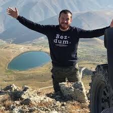 Reşat hacıahmetoğlu, yarım ile yamalak adlı yapım ile tanınan oyuncu. Resat Haciahmetoglu Resathao Twitter