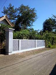 Bersamaan dengan perkembangannya batu batu sekarang telah ada batu bata merah, batako hitam dan hebel. Baru 35 Pagar Rumah Dari Batako