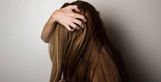Secara genetik, rambut keriting lebih mudah patah karena bentuknya yang lebih pipih dibanding rambut lurus. Vitamin Rambut